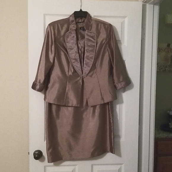 Beautiful formal short gown - Picture 1 of 2